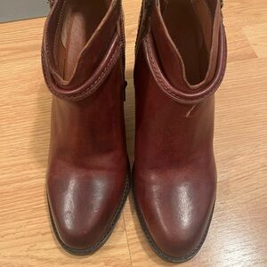 Womens Frye Chelsea boot size 8.5. Dark brown excellent condition.